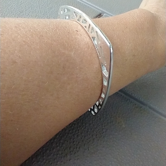 Women's square crystal bangle bracelet. - Picture 2 of 4